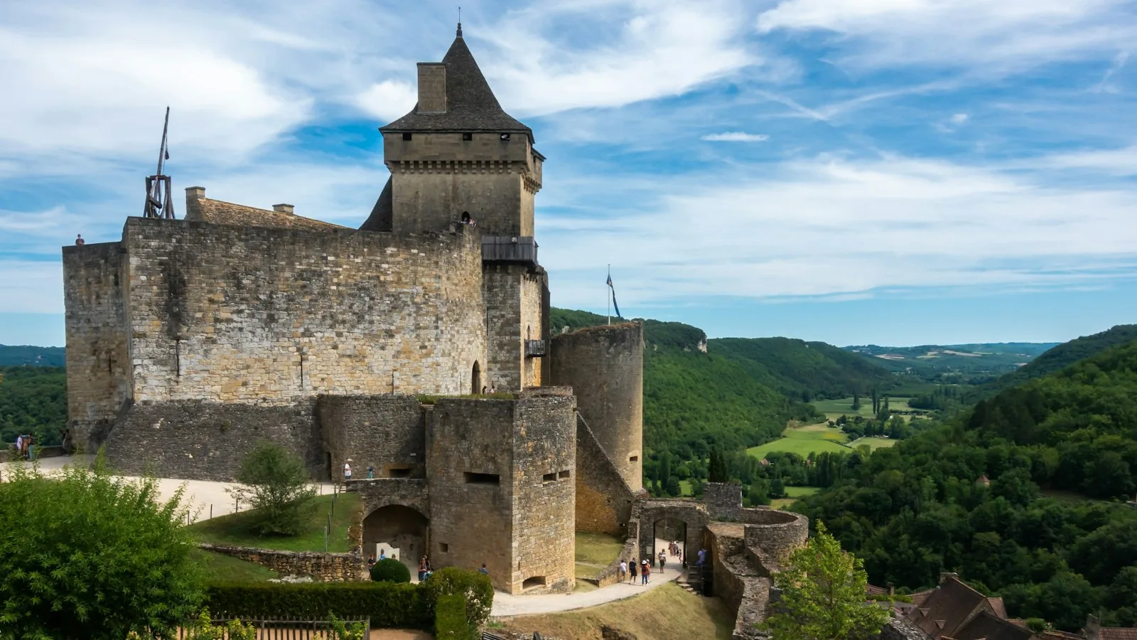 Le château de Castelnaud-la-Chapelle en Dordogne, sous un ciel bleu